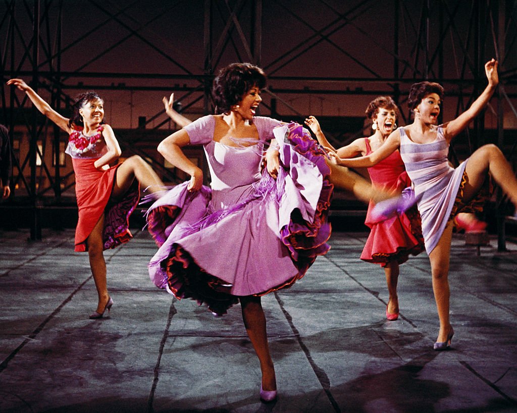 Rita Moreno ganó el Oscar en 1961 por su interpretación de Anita en la película West Side Story. Ella ha dicho que este personaje fue el primero que interpretó que representaba a una mujer fuerte. En la foto baila mientras canta el afamado número &quot;I want to live in America&quot;.