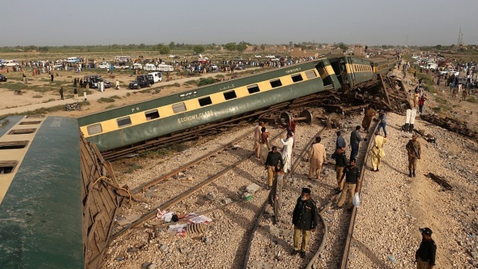 巴基斯坦信德省納瓦布沙阿客運火車出軌事故現場警察檢視列車殘骸（6/8/2023）