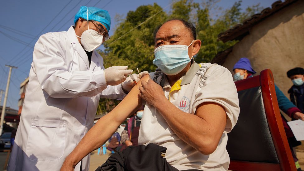 Un hombre recibe su vacuna contra la covid en el brazo.