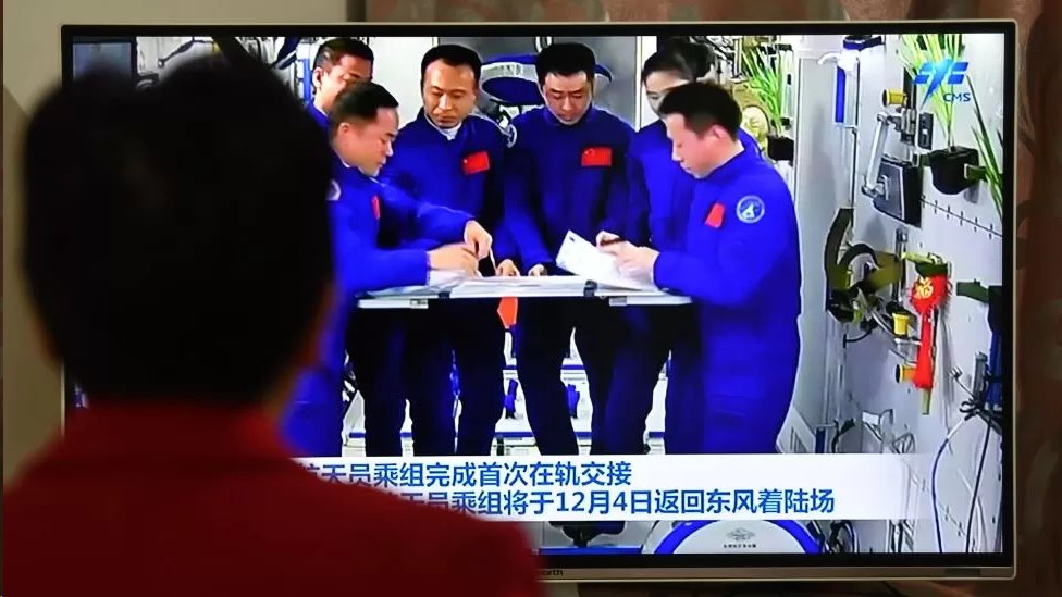 [출처: Getty Images] 독자적 우주정거장 '톈궁'에서 첫 승무원 교대 임무를 완료한 중국 우주비행사들