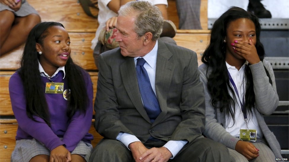 Бывший президент США Джордж У.Буш беседует со школьниками Чартерной средней школы Уоррена Истона за день до десятилетней годовщины урагана Катрина в Новом Орлеане, штат Луизиана, 28 августа 2015 года.