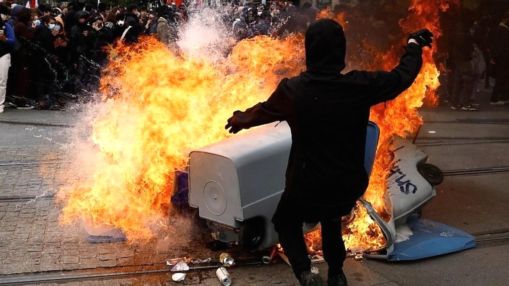 France pension protests: Mounds of rubbish and e-scooters set on fire