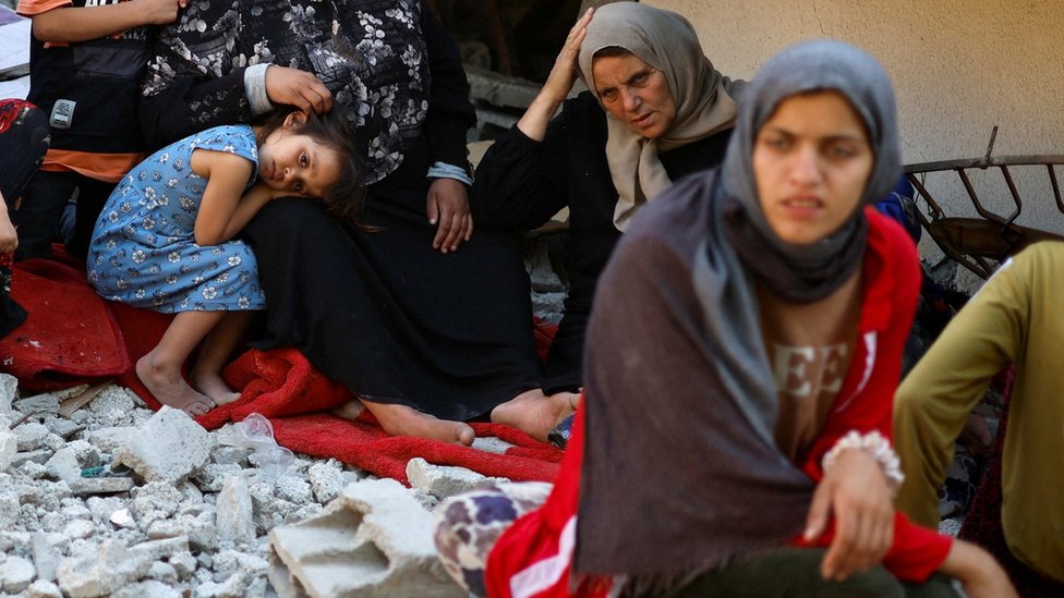 منظمة العفو الدولية تدعو للتحقيق في جرائم حرب محتملة أثناء القتال الأخير بين إسرائيل وغزة 1 نجاح نبهان، أم لخمسة أولاد فلسطينيين معاقين، أمر الجيش الإسرائيلي عائلتها بمغادرة شقتهم قبل قصف المبنى السكني الذي يعيشون فيه في غارة جوية شمال قطاع غزة 15 مايو-آيار 2023