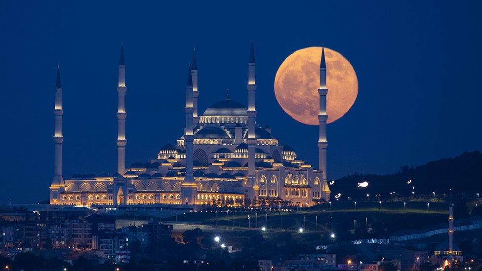The Moon is seen above the Grand Çamlıca Mosque in Istanbul, Turkey. Photo: 26 May 2021