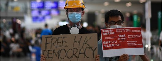 Протестующие в аэропорту Гонконга