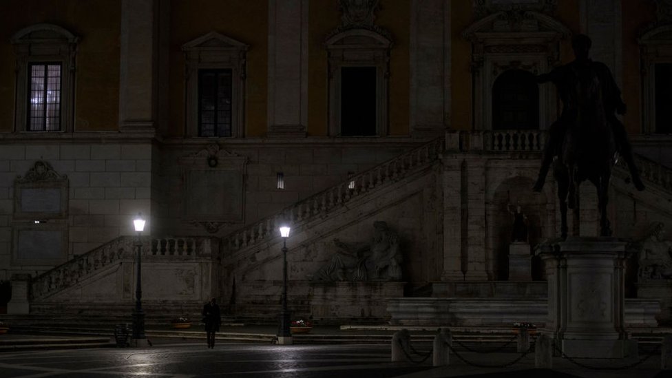 Roma'daki Capitol Tepesi gibi sembolik noktalar protesto amaçlı karartıldı.