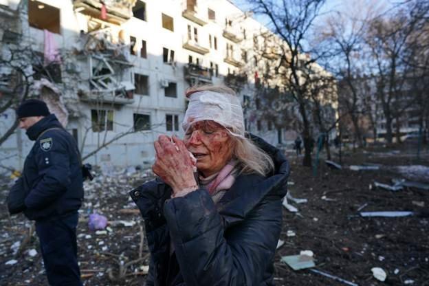 Seorang perempuan terluka akibat serangan udara di kompleks apartemen di Chuhuiv, Kharkiv Oblast, Ukraina.