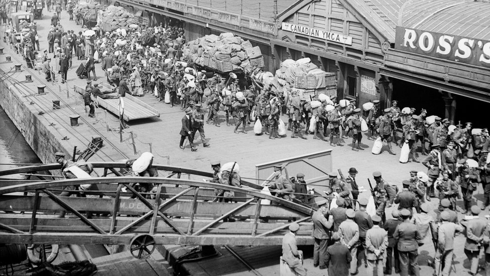 Май 1919: канадские войска садятся на канадский тихоокеанский лайнер «Императрица Британии» перед тем, как покинуть Ливерпуль