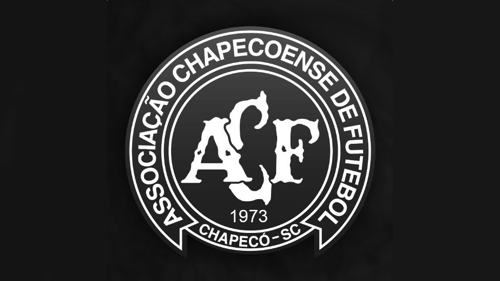 Герб Chapecoense затемнен в знак уважения и траура