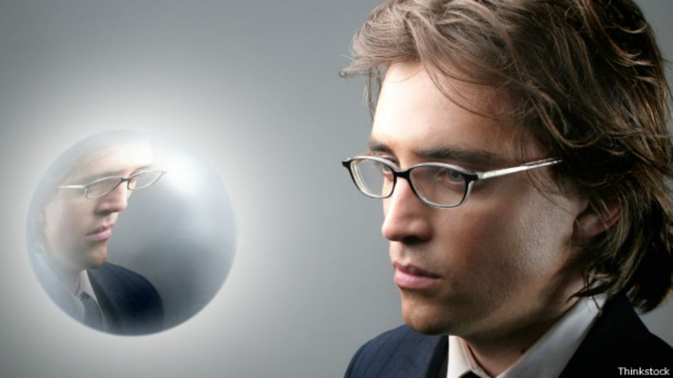 Brown tiene la teoría de que la experiencia de deja vue se origina por un error cuando el hipocampo "agrupa" recuerdos por familiaridad. Hombre viéndose a sí mismo en una imagen onírica