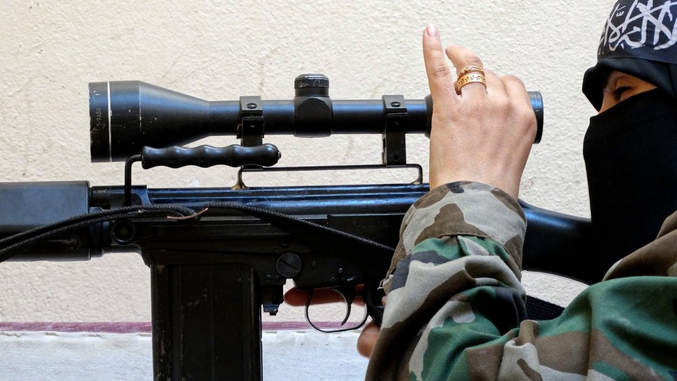 Una combatiente en pleno entrenamiento con un Fal en el distrito de Salaheddin, en la ciudad siria de Alepo, en 2013. Una combatiente