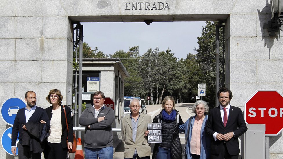 Родственники мужчин, эксгумированных в Долине павших) стоят перед местом захоронения в Сан-Лоренцо-дель-Эскориал в Мадриде, Испания, 23 апреля 2018 г.