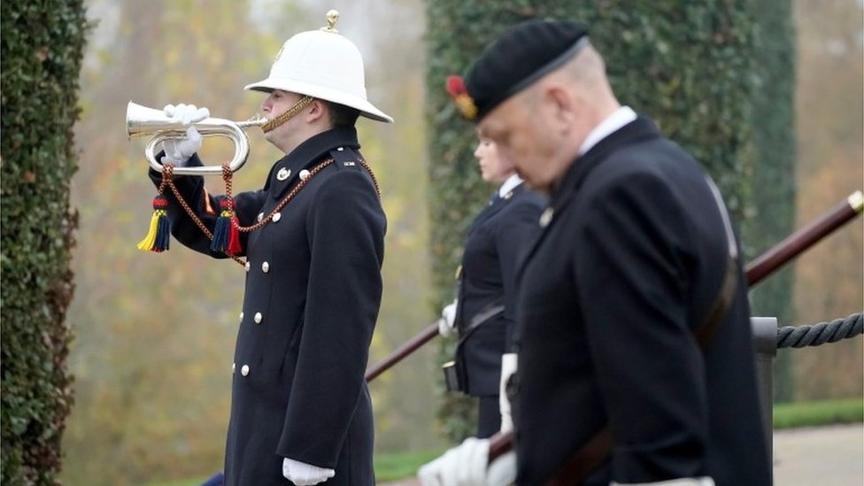 Высокопоставленные лица собираются, чтобы отдать дань уважения военнослужащим, сражавшимся в двух мировых войнах и последующих конфликтах, в Национальном мемориальном дендрарии на фоне пандемии коронавируса в Стаффорде, Великобритания 8 ноября 202 г.