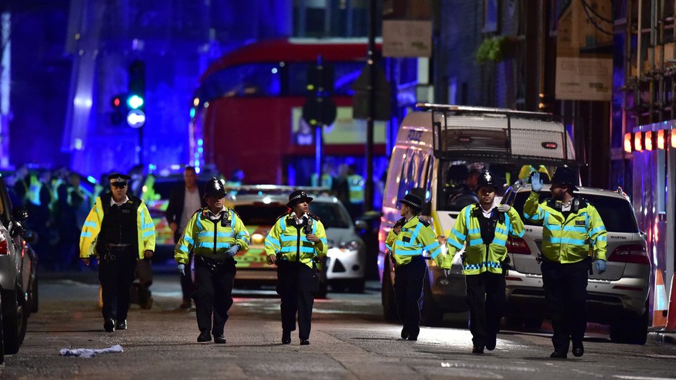 La policía bloqueó ambas direcciones del Puente de Londres. Policía en el Puente de Londres.