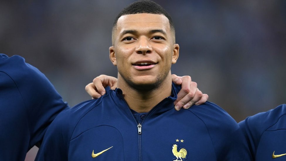 Kylian Mbappé cantando el himno francés antes de comenzar un partido.