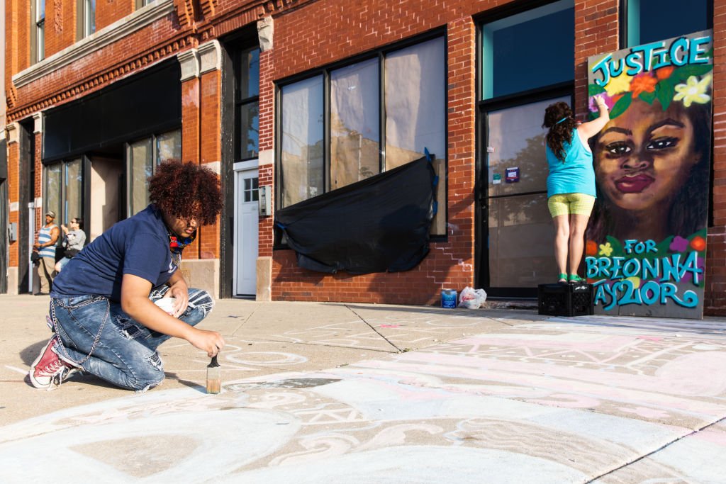 Artistas callejeros crean obras en memoria de Breonna Taylor el 6 de junio en Chicago, Illinois