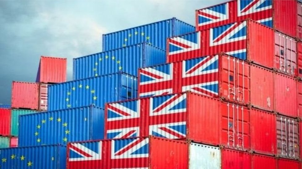 Морские контейнеры, отмеченные флагами ЕС и Союза