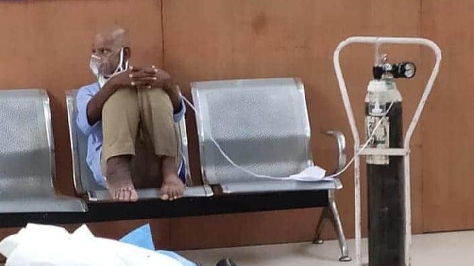 Некоторым пациентам пришлось дать кислород в залах ожидания больниц