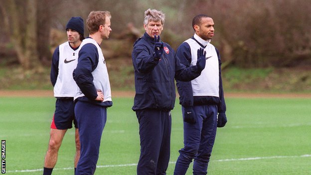 Arsene Wenger chats to Thierry Henry and Dennis Bergkamp during an Arsenal training session on March 23 2004