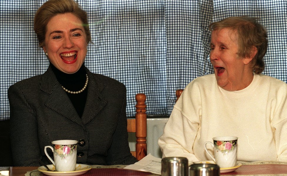 Хиллари Клинтон встретила борца за мир Джойс МакКартан во время своего первого визита в Белфаст в 1995 году