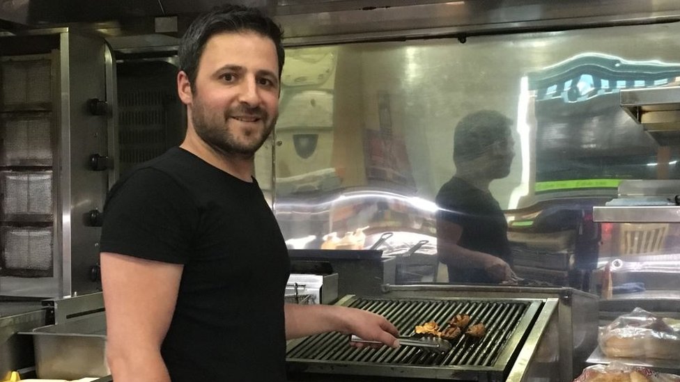 Мурат Басер готовит шашлыки в ресторане Olive Tree, Норвич
