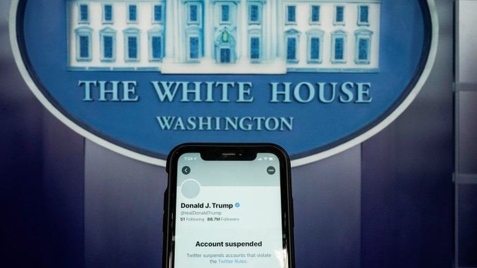 Un teléfono celular mostrando la cuenta suspendida de Trump en Twitter.