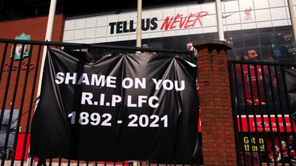 Torcedores do Liverpool protestaram com cartaz que decreta a 'morte' do clube e os dizeres: 'vergonha de vocês'
