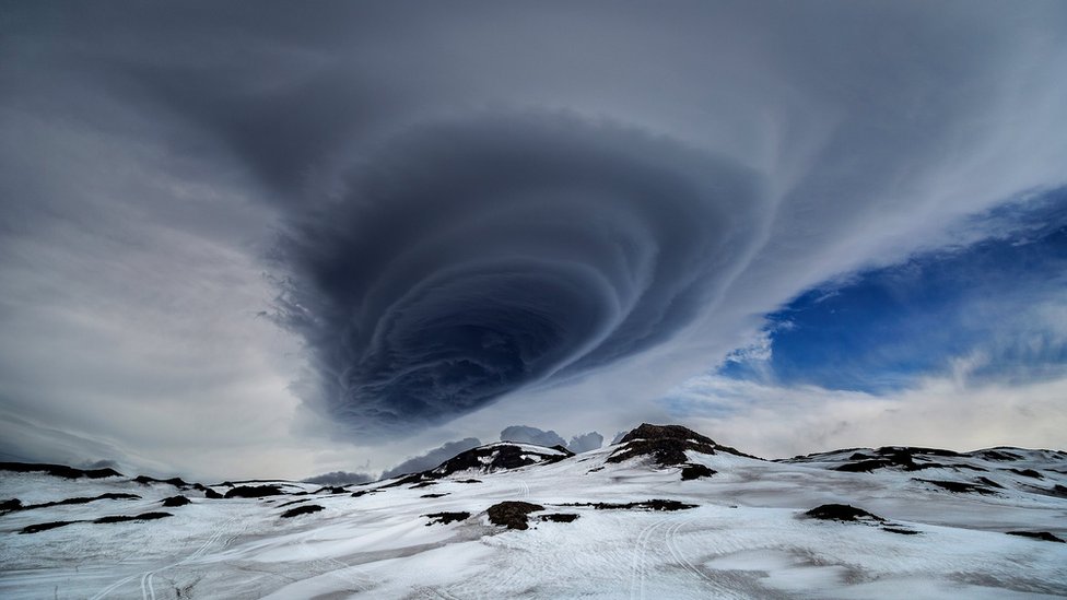 Altocumulus lenticularis duplicatus. Altocumulus lenticularis duplicatus.