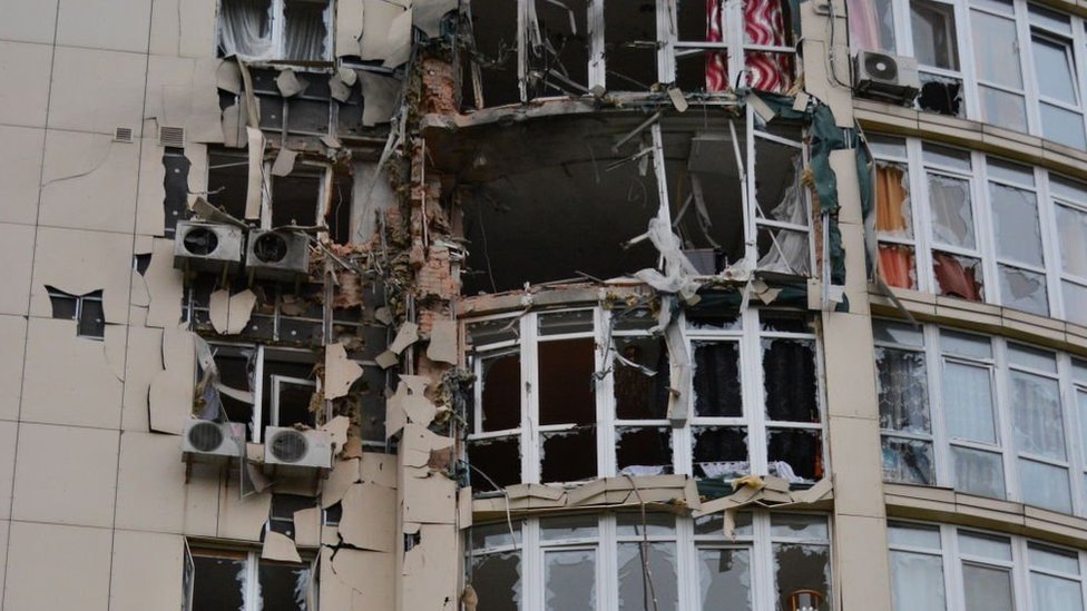 مبنى تعرض للقصف في كييف