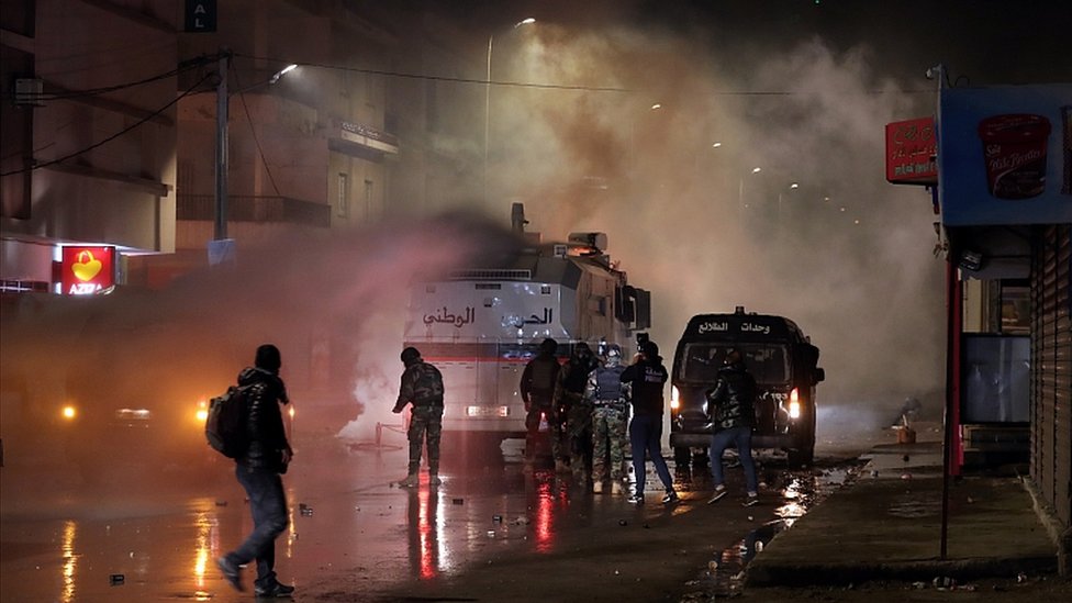 قوات الأمن أطلقت الغاز المسيل للدموع ورشاشات المياه على المتظاهرين في تونس