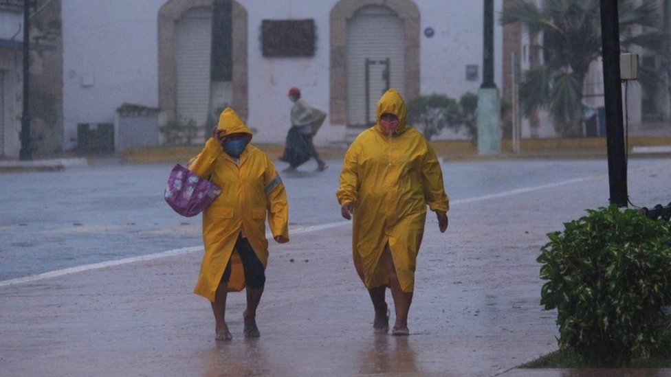 Personas cubiertas bajo la lluvia en Tizimín.