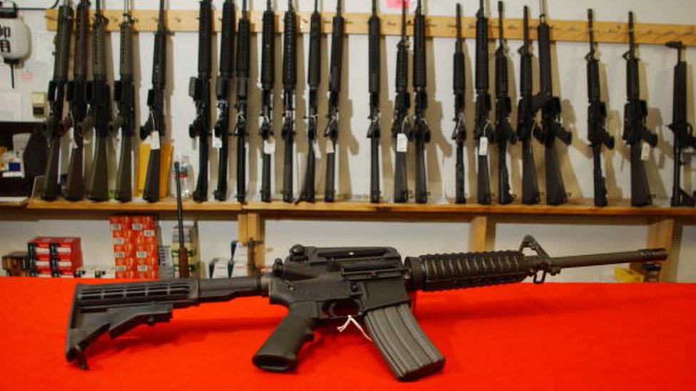 Muestra de varios rifles semiautomáticos en una tienda de Colorado