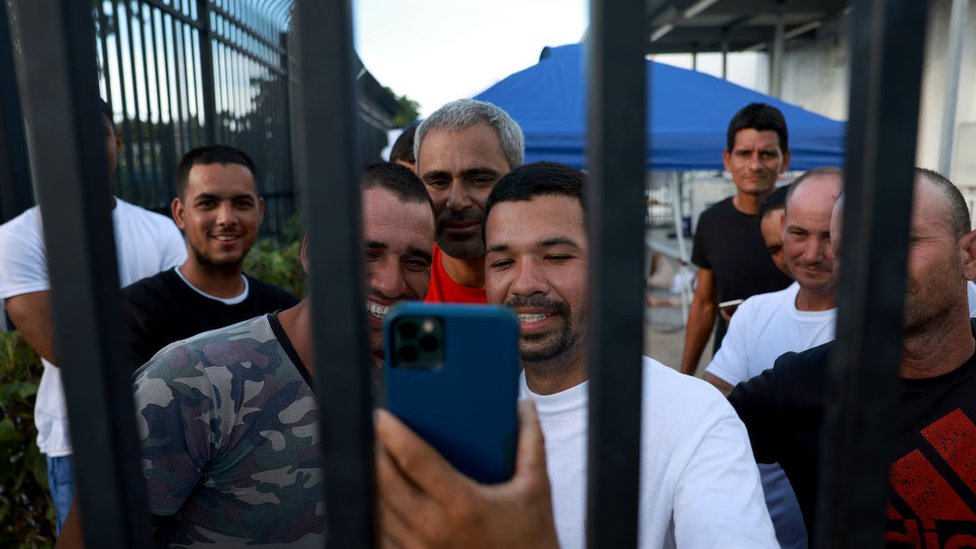 Migrantes cubanos llegados por mar a los cayos del sur de Florida el pasado 5 de enero esperan a ser liberados tras entregarse a las autoridades estadounidenses.