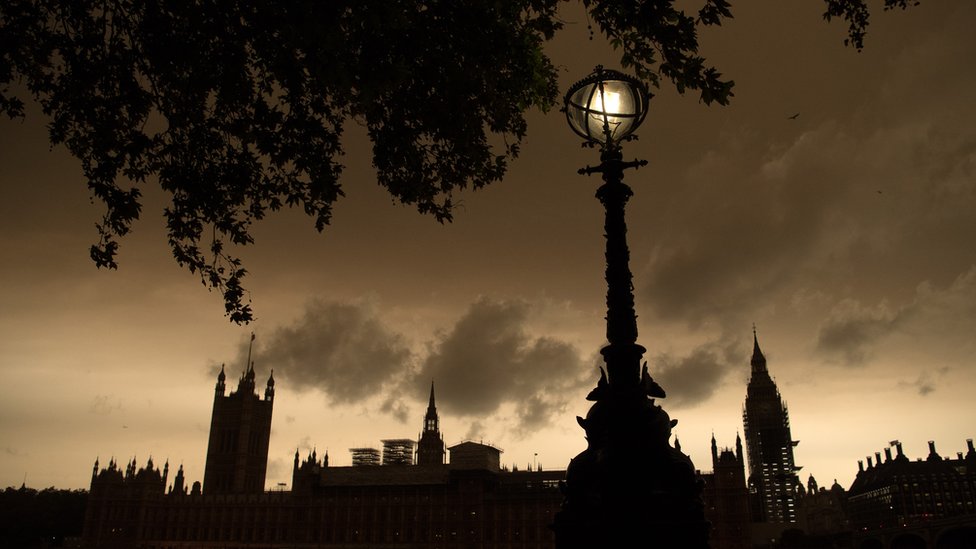 Ophelia llevó polvo rojo del Sahara hasta el mismo Londres, oscureciendo el cielo en pleno día. Un cielo naranja sobre el parlamento británico