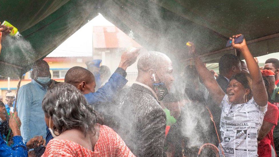 Члены семьи празднуют помилование заключенных в тюрьме Макала в Киншасе, Демократическая Республика Конго