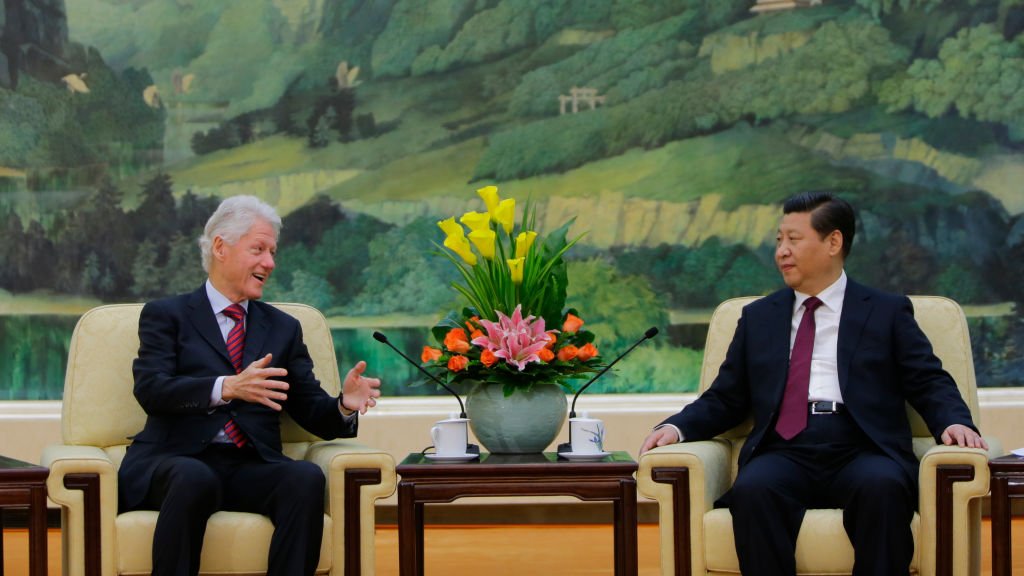 El expresidente de EE.UU., Bill Clinton (izq), con el presidente de China, Xi Jinping, durante una reunión en 2013 en Beijing, China.