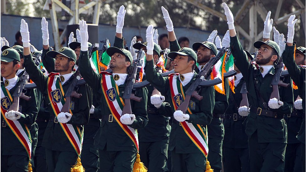 Иранская элита революционных гвардейцев марширует во время ежегодного военного парада, посвященного восьмилетней войне Ирана с Ираком, в столице Тегеране 22 сентября 2011 года.