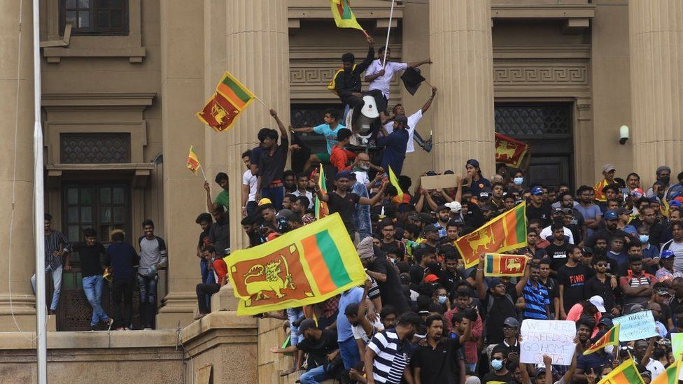 المحتجون اقتحموا المقر الرسمي للرئيس وهم يرددون الهتافات وبلوحون بالأعلام.
