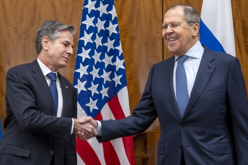El secretario de Estado de Estados Unidos, Antony Blinken (izquierda), y el ministro de Relaciones Exteriores de Rusia, Serguéi Lavrov, se estrechan la mano antes de una reunión este viernes 21 de enero en un hotel de Ginebra.