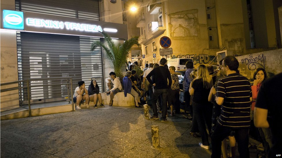 Греки выстраиваются в очередь перед банкоматом в Афинах