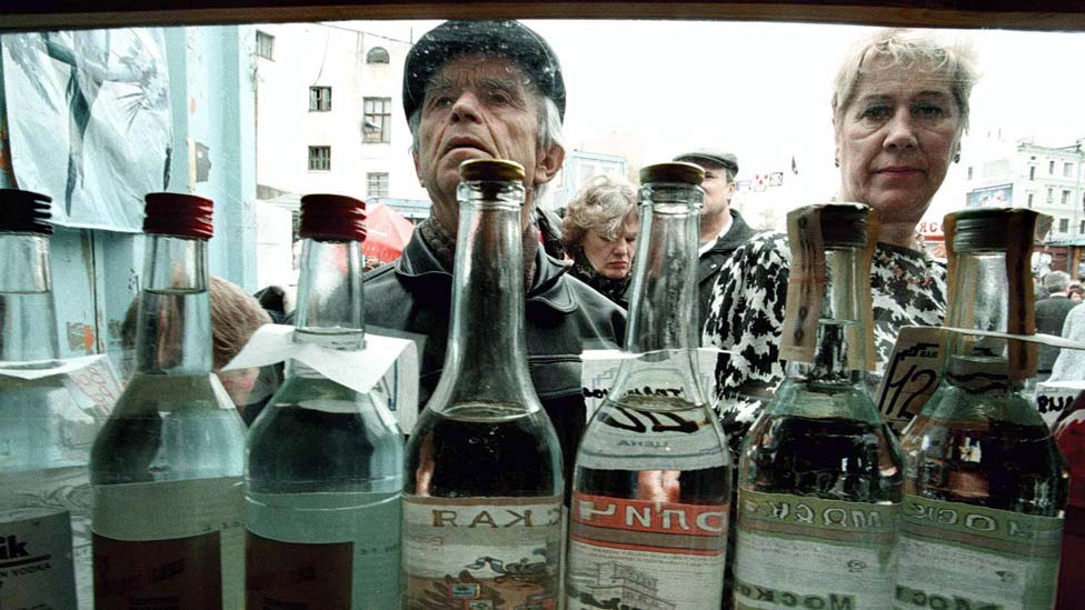 Люди покупают водку в уличном киоске в Москве, 1997 г.