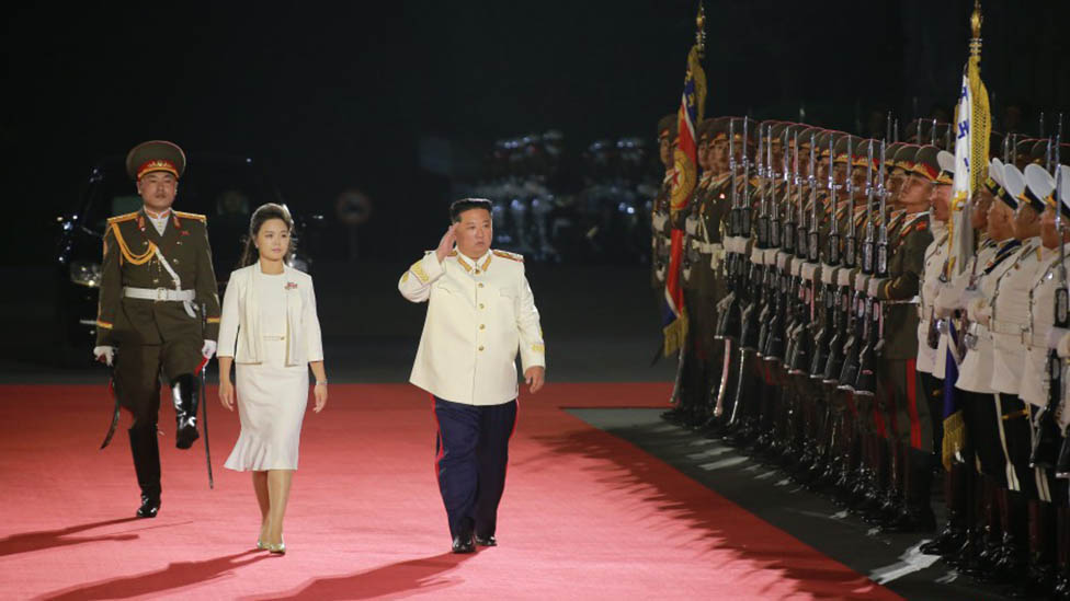 شهد الزعيم الكوري الشمالي كيم جونغ أون عرضا عسكريا في بيونغ يانغ في أبريل الماضي