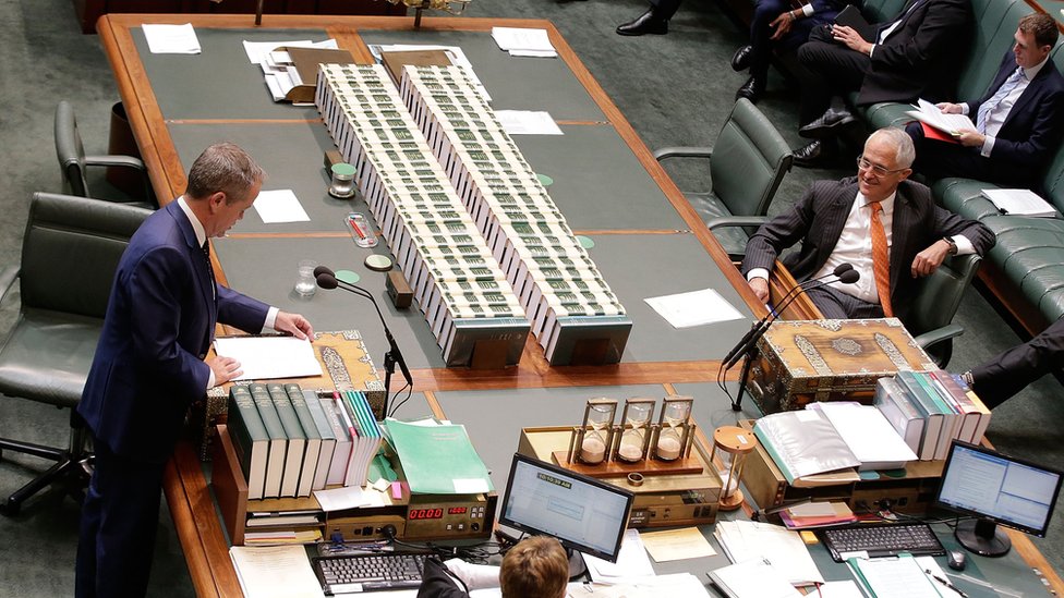 Лидер оппозиции Билл Шортен выступает, а премьер-министр Малкольм Тернбулл наблюдает за ним в нижней палате Австралии