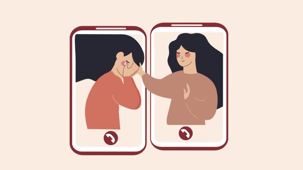 Uma ilustração de duas mulheres em telefones, uma chorando e outra confortando