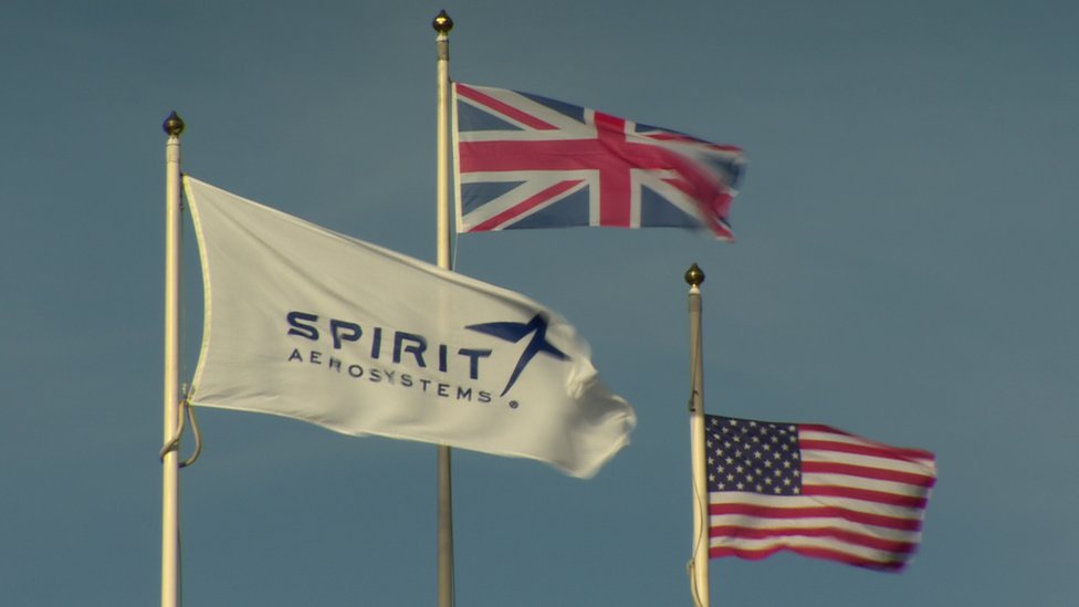 Флаги у здания Spirit