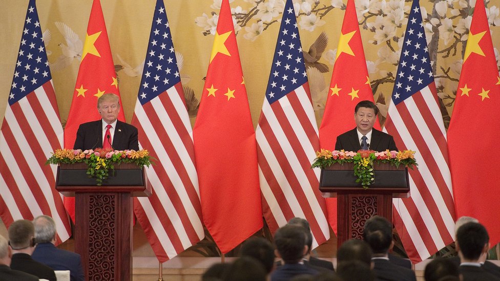 Президент США Дональд Трамп (слева) и президент Китая Си Цзиньпин выступают во время совместного заявления в Пекине 9 ноября 2017 года.