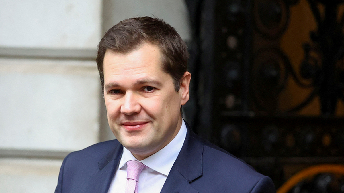 Robert Jenrick pressures No 10 with own plan to cut migration