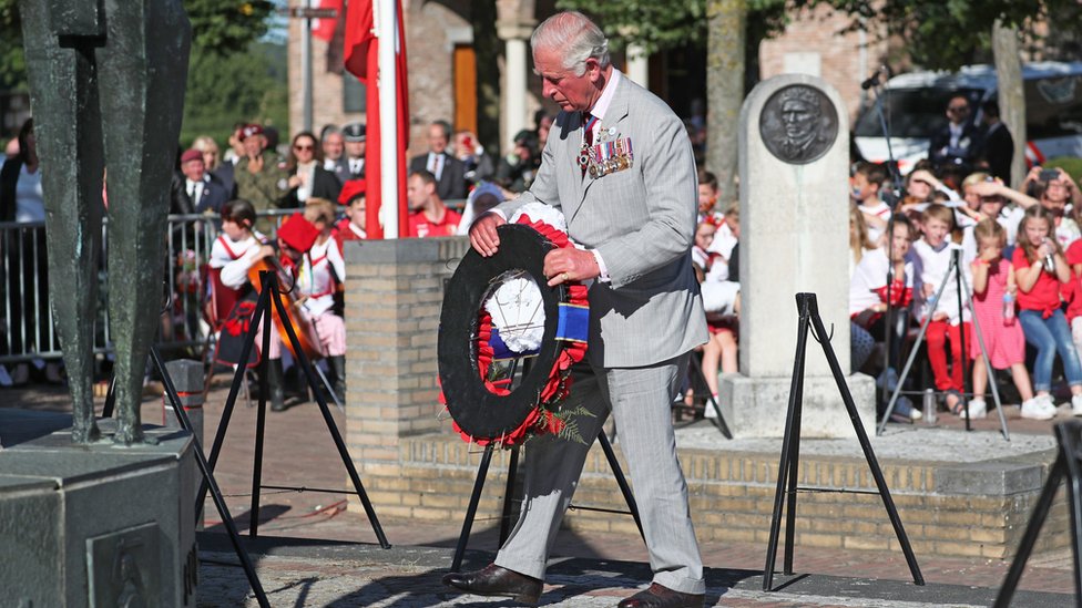 Принц Чарльз возлагает венок во время польской воздушно-десантной службы в Дриеле, Нидерланды