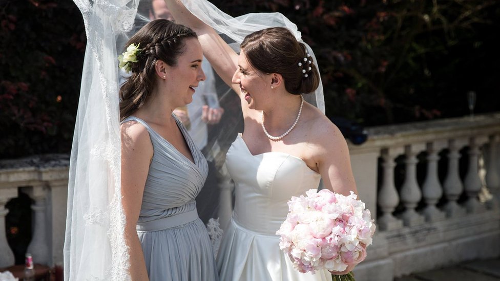 Лорен (справа) и ее подружка невесты