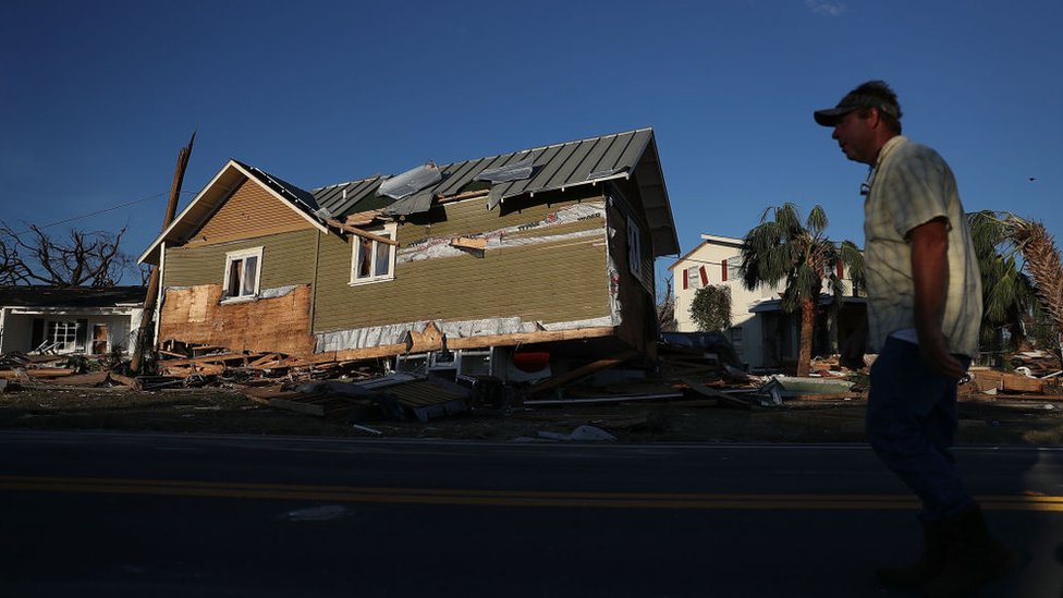 اقتلع الإعصار بعض المنازل من أساساتها في بلدة مكسيكو بيتش